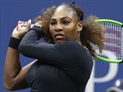 Amerianka Serena Williamsová hraje bekhend ve finále US Open.