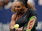 Amerianka Serena Williamsová se soustedí na bekhend ve finále US Open.