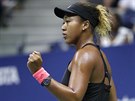 Japonská tenistka Naomi Ósakaová slaví prolomení servisu Sereny Williamsové ve...
