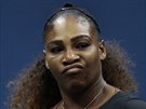 Američanka Serena Williamsová úšklebkem reaguje na pokažený úder ve finále US...