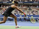 Japonka Naomi Ósakaová dobíhá k míi ve finále US Open.