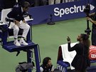 Američanka Serena Williamsová se hádá s rozhodčím Carlosem Ramosem během finále...