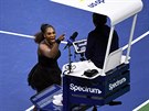 Amerianka Serena Williamsová se hádá s rozhodím Carlosem Ramosem bhem finále...