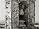 Bo muka se sochou sv. Jana Nepomuckho na historick fotografii Josefa...