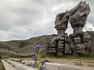 Obí památník se nachází v horách centrálního Bulharska.