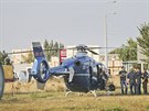 Policejní vrtulník na míst tragického pádu malého vrtulníku do prázdné haly v...