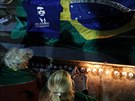 eny zapalují svíky u podobizny brazilského kandidáta na prezidenta Jaira...