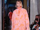 Designér Adam Kost oblékl své modely do vytahaných pastelových svetr.