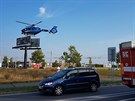 Na výrobní halu v Plzni se zítil malý vrtulník, zemeli tyi lidé (5.9.2018).