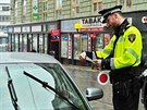 Str�n�ci v Brn� kontroluj� nov� zaveden� rezidentn� parkov�n�.