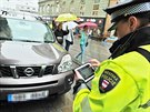 Strážníci v Brně kontrolují nově zavedené rezidentní parkování.
