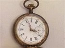 Kapesní hodinky ze sto let staré fotografie Antonína Frömla, které objevila...