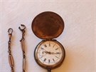 Kapesní hodinky ze sto let staré fotografie Antonína Frömla, které objevila...