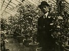 Ob strany fotografie z roku 1917, na n je Antonn Frml zachycen s kapesnmi...