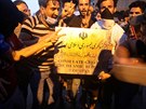 Demonstranti v Base vtrhli do budovy íránského konzulátu.