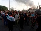 Demonstranti v Base vtrhli do budovy íránského konzulátu.