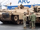 Americké tanky a dalí vojenská technika dorazila na lodích do nmeckého...