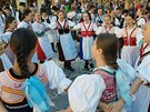 Slavnostn krojovan prvod soubor Karlovarskho folklornho festivalu proel...