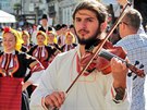 Slavnostní krojovaný prvod soubor Karlovarského folklorního festivalu proel...