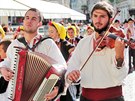 Slavnostní krojovaný prvod soubor Karlovarského folklorního festivalu proel...