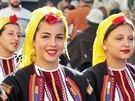 Slavnostn krojovan prvod soubor Karlovarskho folklornho festivalu proel...