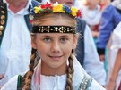 Slavnostn krojovan prvod soubor Karlovarskho folklornho festivalu proel...