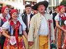 Slavnostní krojovaný prvod soubor Karlovarského folklorního festivalu proel...