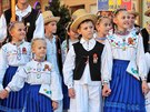 Slavnostn krojovan prvod soubor Karlovarskho folklornho festivalu proel...