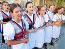 Slavnostn krojovan prvod soubor Karlovarskho folklornho festivalu proel...