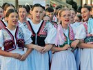 Slavnostn krojovan prvod soubor Karlovarskho folklornho festivalu proel...