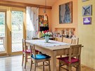 Obytná místnost je spojena s jídelnou a kuchyskou ástí. Francouzské okno...