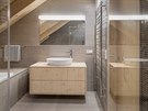 V koupelnách je velkoformátový keramický obklad.