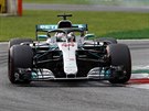 Anglický jezdec formule 1 Lewis Hamilton bhem kvalifikace na Velou cenu Itálie.