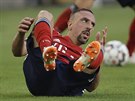 Franck Ribery z Bayernu Mnichov se na zemi dívá po rozhodím.