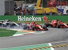 Kimi Raikkonen (íslo 7) vjídí do zatáky následován Sebastianem Vettelem a...