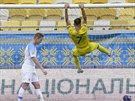 Ukrajinský stelec Andrij Jarmolenko oslavuje gól po penalt proti Slovensku.