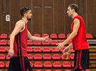 Tomá Satoranský (vlevo) a Jan Veselý na tréninku eské basketbalové...