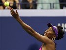 PROTI SESTE. Americká tenistka Venus Williamsová servíruje ve tetím kole US...