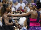 GRATULACE. Americká tenistka Serena Williamsová pijímá gratulaci k postupu do...