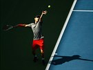 PROTI KRÁLI ES. Rakouský tenista Dominic Thiem servíruje v osmifinále US Open...