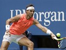SVTOVÁ JEDNIKA. panlský tenista Rafael Nadal hraje jednoruný forhend v...
