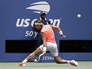 AKROBAT. panlský tenista Rafael Nadal dobhne i nemoné - tak jako na snímku...