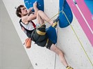 NA MODRÉ. eský lezec Adam Ondra zdolává modrou cestu pi kvalifikaci lezení na...
