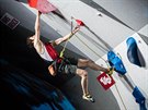 NA ERVENOU.  eský lezec Adam Ondra závodí v Innsbrucku na MS v lezení na...