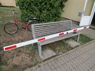 Opilá cyklistka nabourala do závory v nemocnici v Hradci Králové.