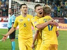UKRAJINSKÁ EUFORIE. Ukrajintí fotbalisté slaví druhou  rozhodující  branku v...