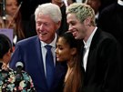 Bývalý prezident Bill Clinton, zpvaka Ariana Grande a její pítel Pete...