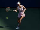 Lesja Curenková returnuje v osmifinále US Open.