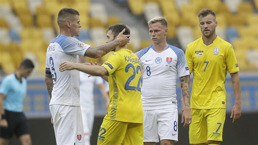 Slovenský Martin �krtel se objímá s ukrajinským Oleksandrem Karavaevem, vedle...
