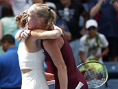Markéta Vondroušová (vlevo) příjmá gratulaci k postupu do osmifinále US Open od...